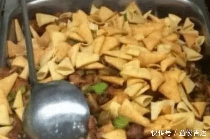 食堂大妈被“逼出”坚强？青椒炒火龙果可还行，图4竟成女生最爱