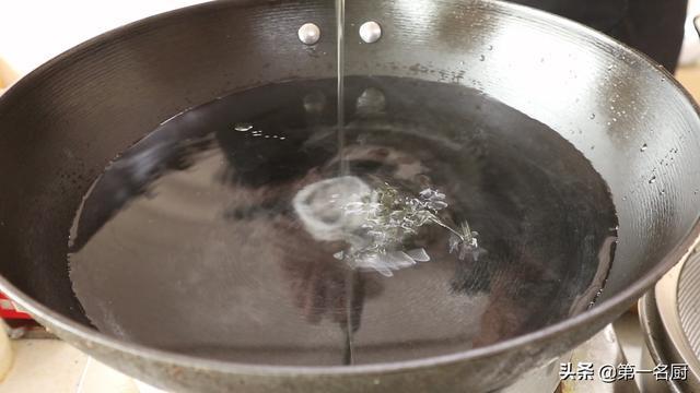 这才是芹菜炒香干最好吃的做法，芹菜爽脆香干嫩，原来是这样做的