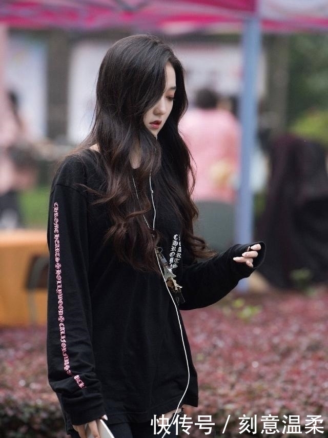 街拍:高颜值美女穿搭非常亮眼,五彩短裙别致漂亮,尽显端庄秀丽