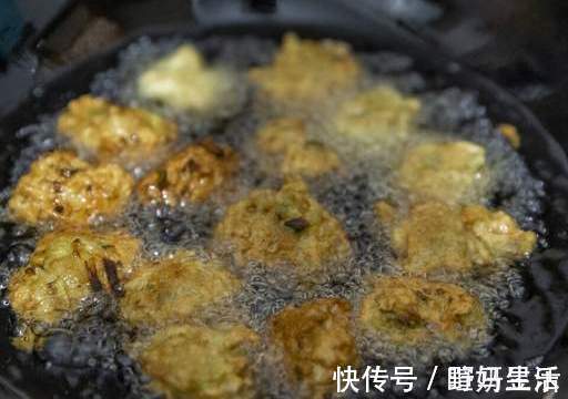 炸萝卜丸子|炸萝卜丸子,面粉淀粉都不用,多放这2样,金黄酥脆,凉了也不硬