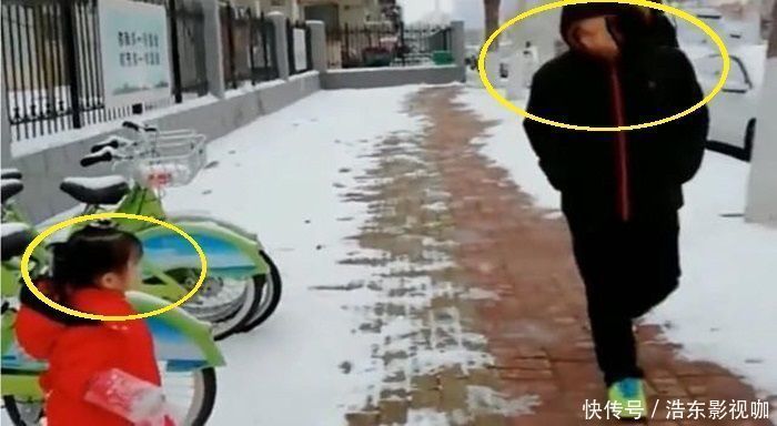 小棉袄|宝爸路过假装不认识女儿,下一秒女儿的反应,让爸爸心都化了