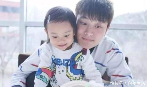 张生气|'最嫩奶爸'火了，在家带娃被误认成哥哥，妈妈：这就是我老公啊