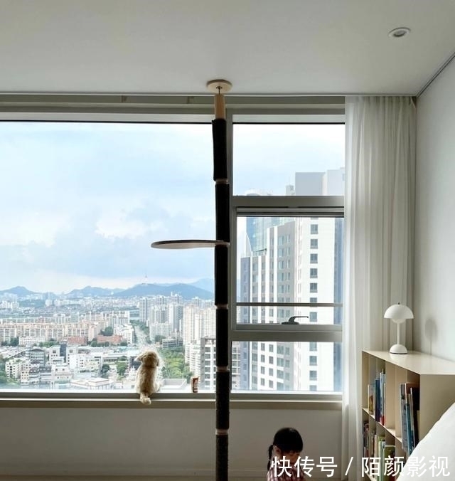 客厅|156㎡把客厅当作中心,简单摆放2件家具,宽敞空旷从孩子需求出发