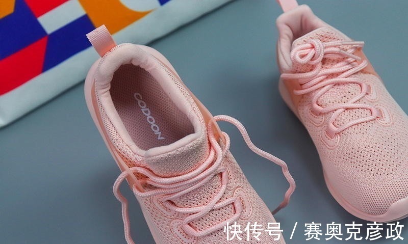 老妈 我用买冰皮月饼的钱,给老妈换了一双咕咚5K跑鞋