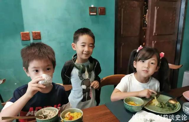 大学生|“毁口红”火了?小学生和中学生先忍了,看到大学生操作:土豪吧