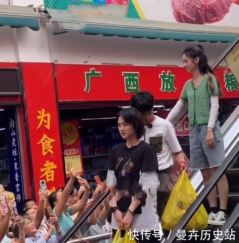 周也|中餐廳5采購(gòu)：周也拎小件，姚安娜大包大攬，毫無(wú)二公主的架子