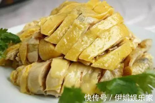 多汁|做白切鸡万万不可下锅烫煮,用这一招做法,肉汁鲜嫩,香滑皮爽