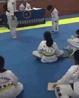 |搞笑GIF趣图男生和女生掰手腕，你是营养不良吗？