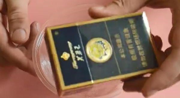 纱窗脏了根本不用拆下来洗，只需用一根香烟，纱窗立马干净如新