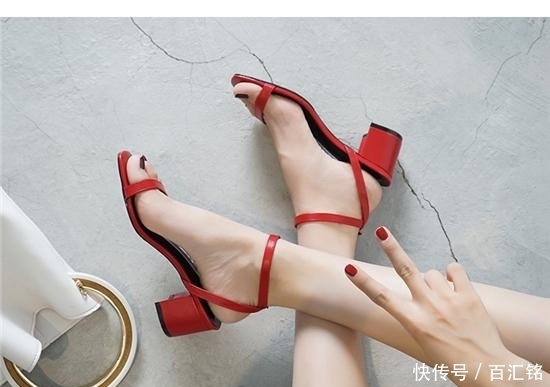 红色|经典红色高跟凉鞋,极简的一字带凸显脚裸的纤细骨感
