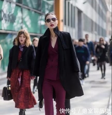 大衣下面搭|真心赶时髦的女人,大衣里面少穿“卫衣”,落伍!看潮人搭配好美