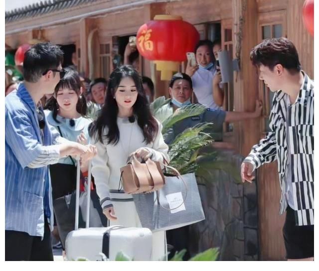为品牌带货?赵丽颖录《中餐厅》穿羊绒套装,还带了全自动洗衣机