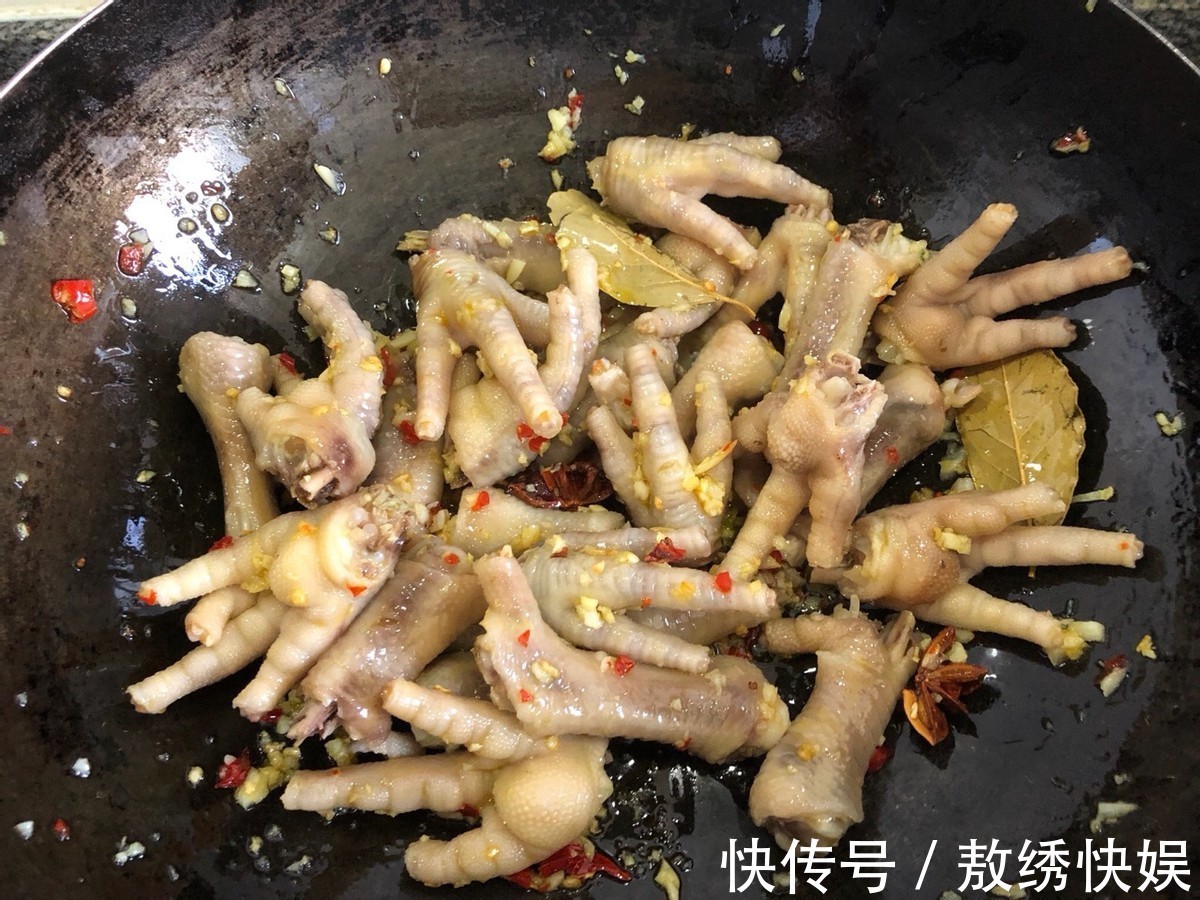 自制|自制香辣蒜香鸡爪，软糯入味，色泽诱人，好吃到舔手指
