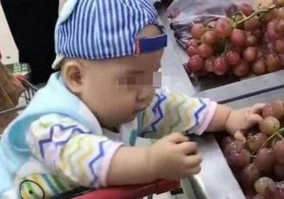 超市|男孩在超市捏葡萄玩,妈妈说了一句话,售货员不敢阻止了