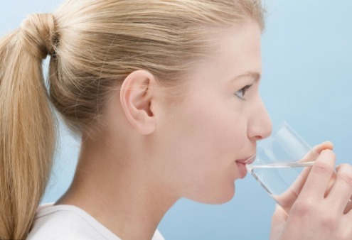 喝水|高血压是怎么形成的高血压的人在喝水上应该注意什么