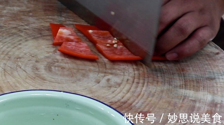 清炒荷兰豆不要直接下锅炒，大厨教你一招，色泽翠绿，营养不流失