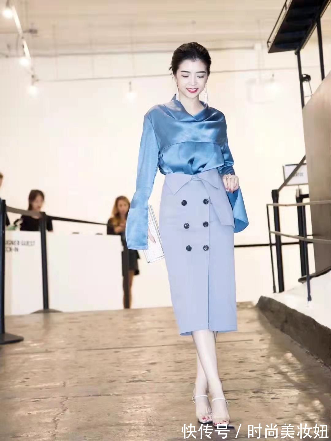 法式|熟龄女人建议多穿蓝色,显白经典又气质,教你穿出法式大牌范