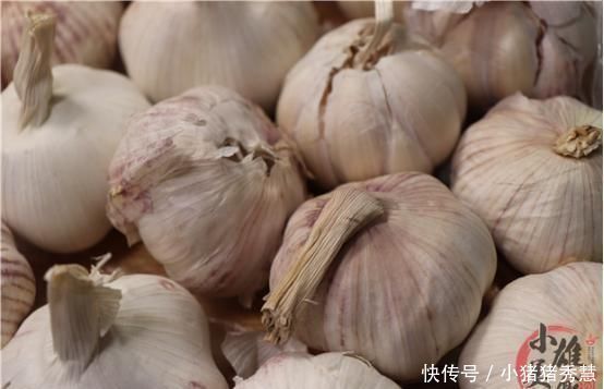 存放|不管多难存放的大蒜，只要撒一把，放久都不干瘪发芽，方法太赞了