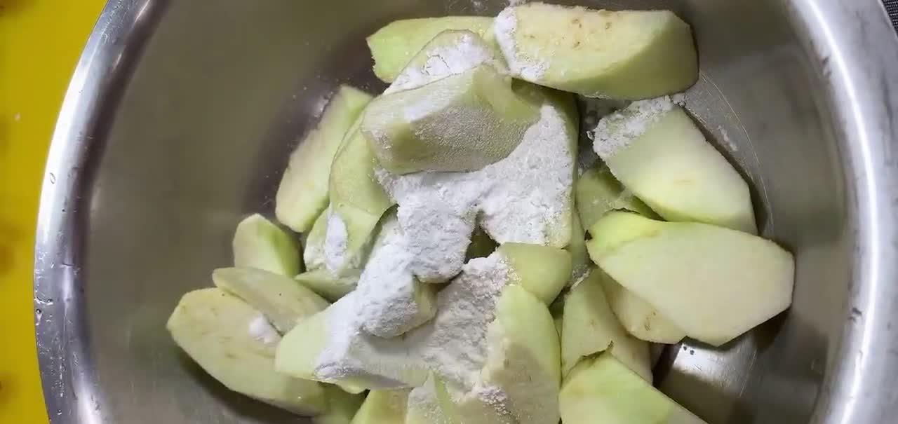 传统东北地三鲜的做法,咸香入味色泽油亮,东北人百吃不腻