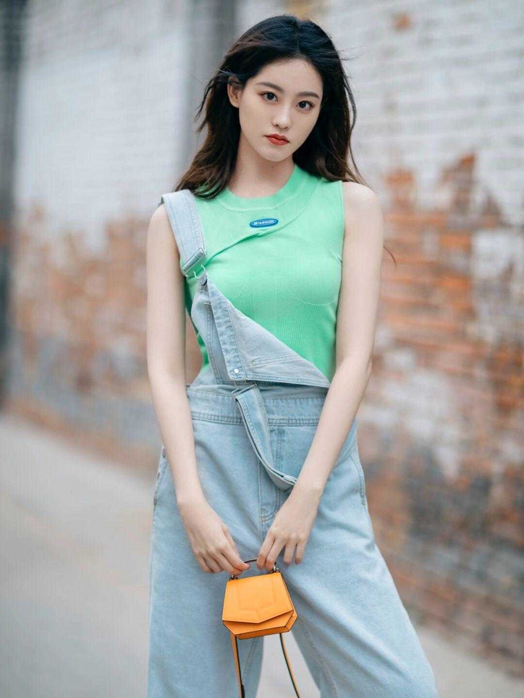 印花|夏季怎么穿搭才高级，衬衫搭配印花半身裙简约大气，漂亮大方