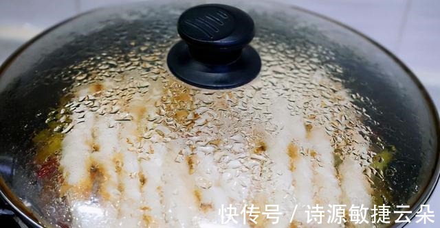 豆角炖肉再焖点小卷子，卷子浸满汤汁，豆角炖得也香，超级惬意！