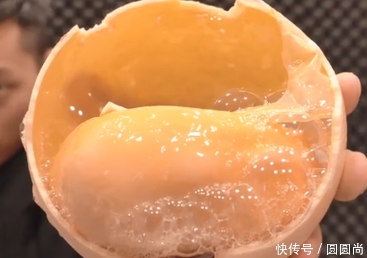 把鸵鸟蛋放一年做成皮蛋,看到里面的样子,还敢吃的是大神