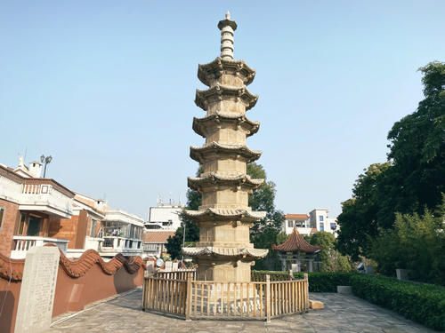 福建有个千年寺庙，藏在泉州闹市区却很安静，还可看到国宝级古塔