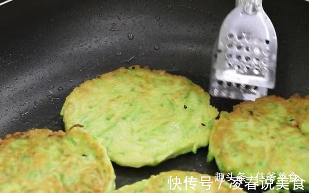 1个萝卜2个鸡蛋，10分钟搞定一家人早餐，香甜里软，出锅秒抢