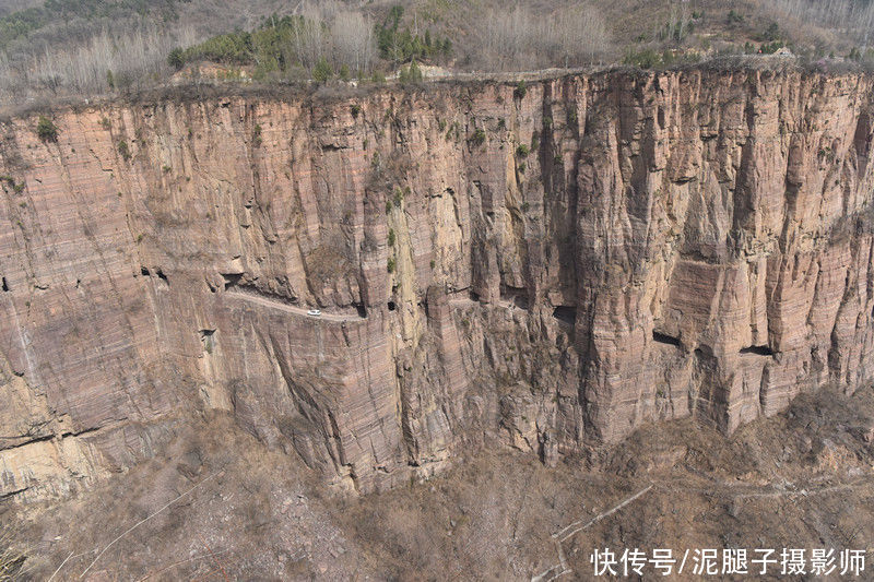 啥套路？农村大爷摆摊卖山货，免费让游人吃方便面