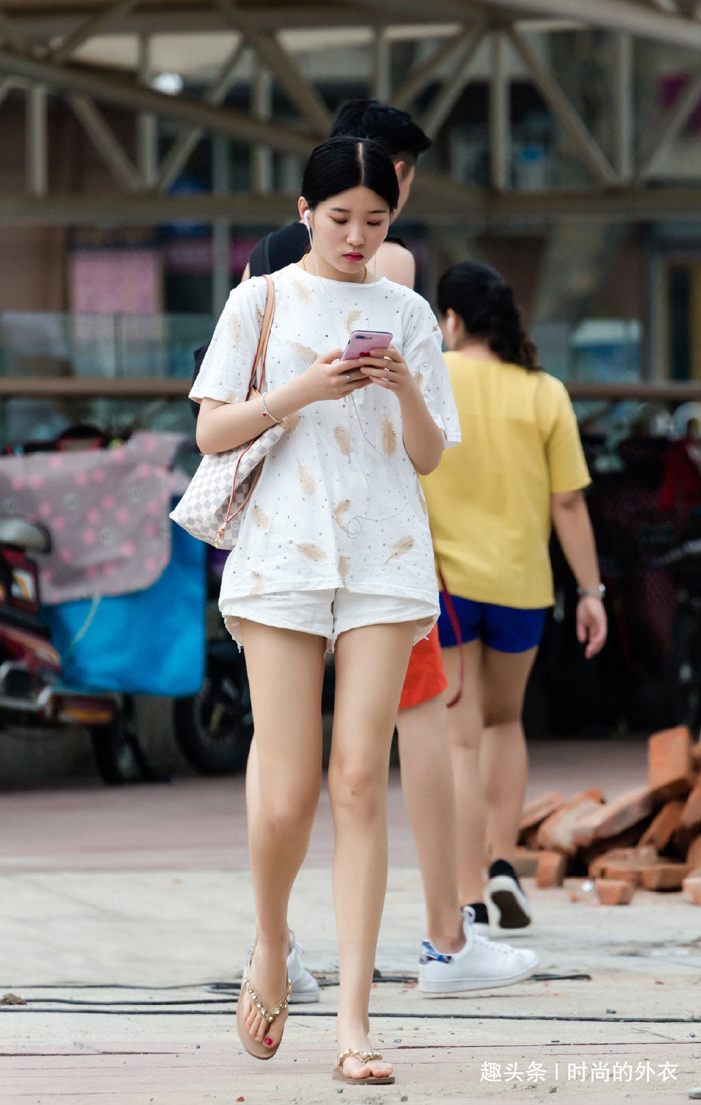 简约|还是年轻女生会穿,短裤搭配羽毛印花T恤,简约洋气又清凉