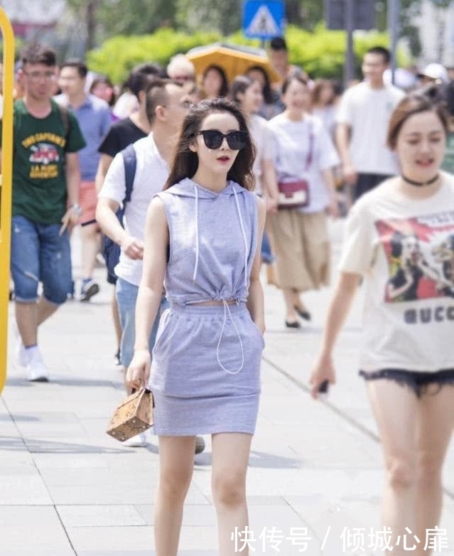 街拍:图1高颜值女神,图2成熟有魅力,图6逆天大长腿让人羡慕