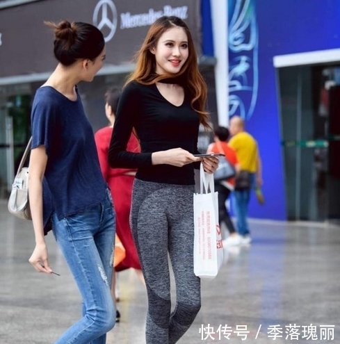 美女街拍:曲线优美苗条又白皙的妹子,这身穿着真撩人!