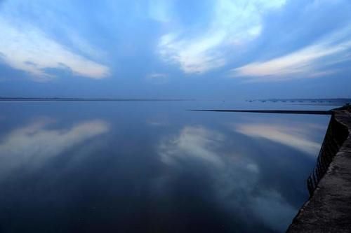 海宁：钱塘江畔惊现“天空之镜”