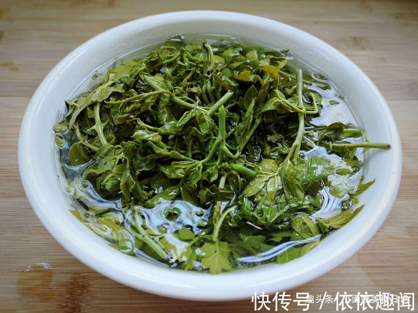 这树叶很多人都没吃过,比香椿芽还香,一烫一拌,是最好开胃菜!