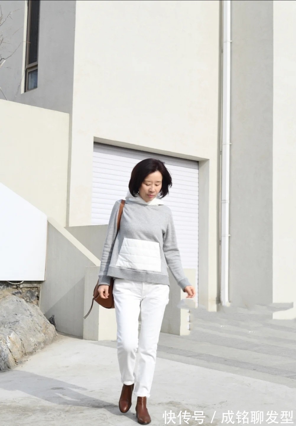 白色|女人不管奔五或奔六别急着穿打底裤,试试这些小白裤,百搭又减龄