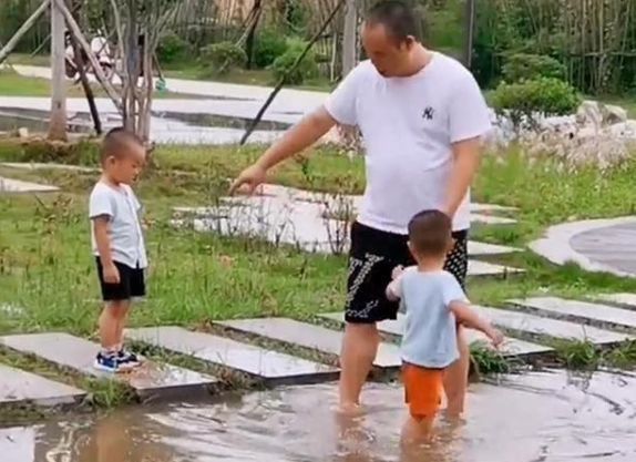 爸爸|爸爸带着双胞胎儿子出门玩,半天没有回家,宝妈被眼前一幕逗笑