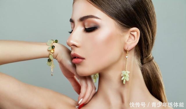气质感|女人戴手镯还是手表好看三个理由告诉你,别再戴错让人笑话!