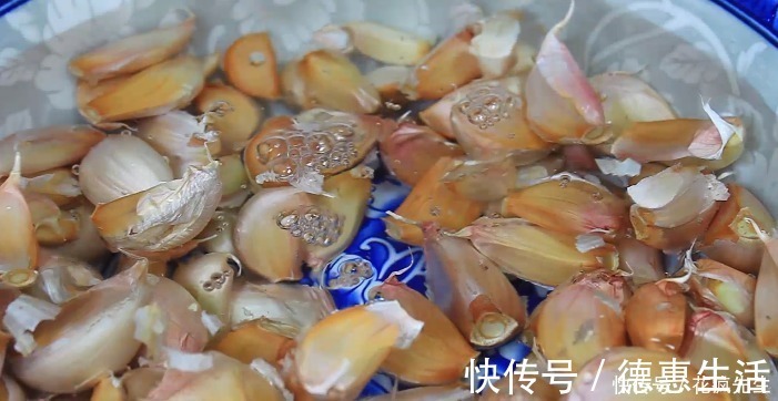 把1斤大蒜，往油锅里一扔，金黄酥脆又好吃，拌面煮汤太香了