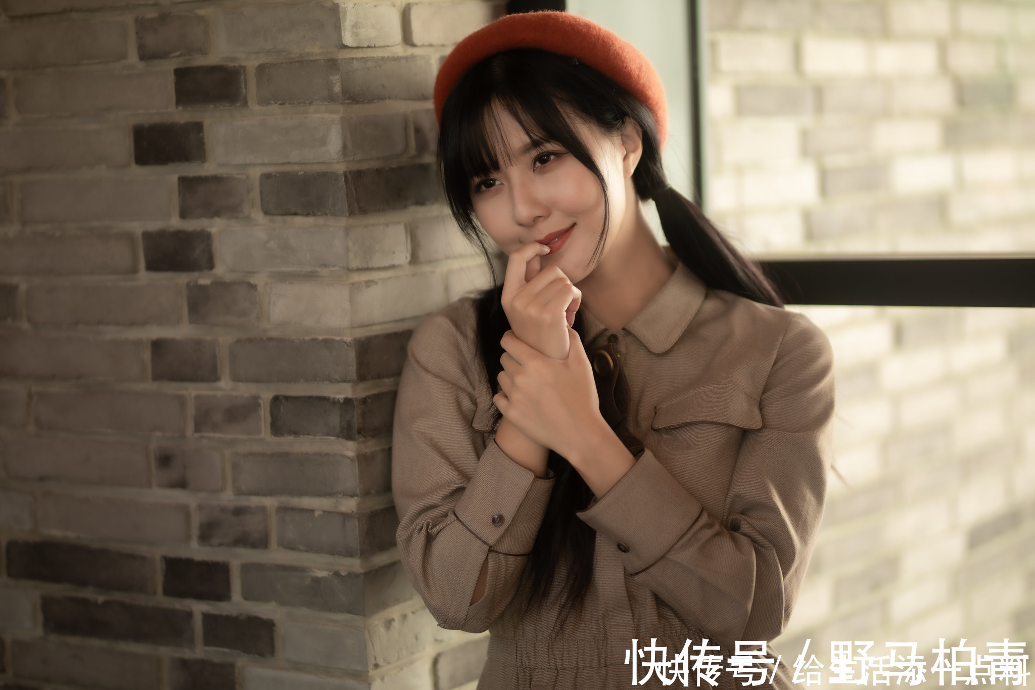 小帽|靓丽美女陈郁晴时尚风衣写真,搭配一款圆顶小帽还有那么一点俏皮
