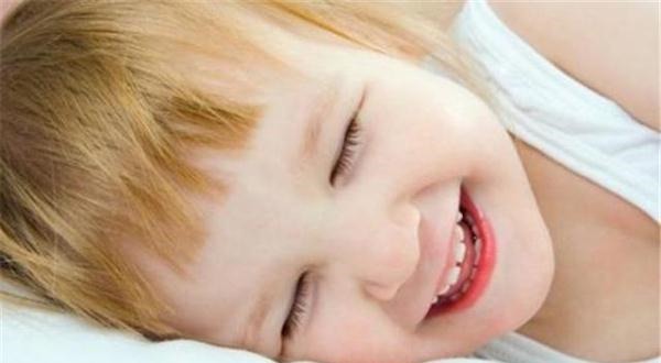 宝宝|两岁宝宝成“万人迷”,路人纷纷拿手机拍照,这发量太让人羡慕