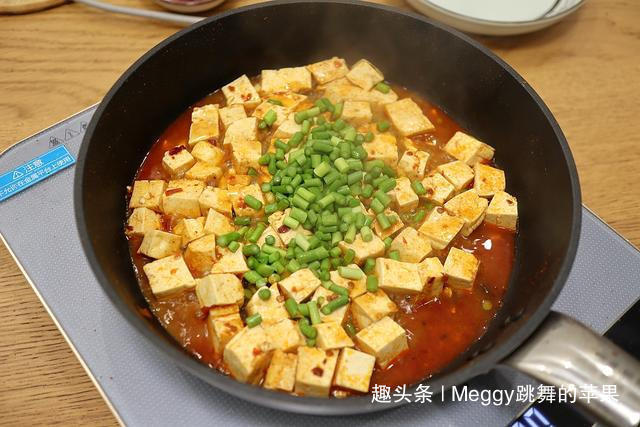 想要豆腐入味不碎，70多岁老妈的方法赞，几滴油不放盐，倍儿香