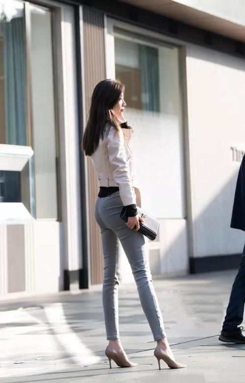 女神脚上踩着一双裸色的尖头高跟鞋，能够很好的延伸她脚部的曲线