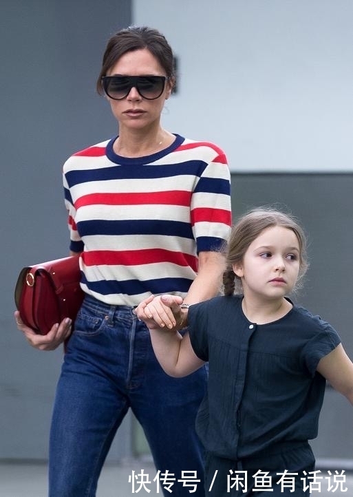 内柔|贝嫂母女现身,小七穿牛仔连体装白胖胖,被妈妈牵着走像个小憨憨