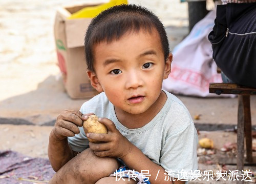 37度高温，农村2岁娃跟着爷爷做生意，土豆当玩具，看得心疼