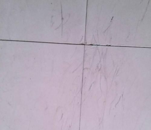 划痕|地面瓷砖变脏影响美观?牢记5种清洁方法,让瓷砖整洁如初