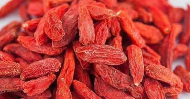 枸杞和它一起泡水喝，保肝护肝，明目降压，老年人和熬夜者要常喝