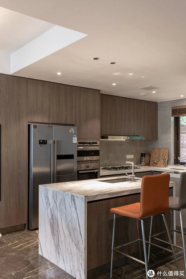 客厅|沙发往前挪0.5米,客厅装成图书馆,这就是最好的“学区房”