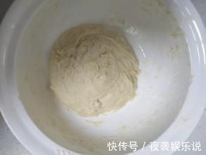 烙饼时,别用凉水,用葱花和面,软香多层,比北方大妈做的还好吃