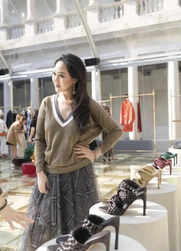 珠圆玉润|章小蕙真洋气,一袭红色V领连衣裙高级精致,身材丰腴更有贵妇范