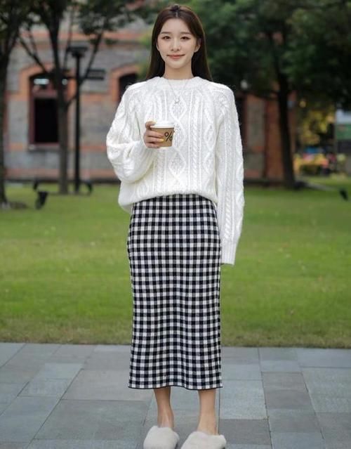 穿毛衣别配“牛仔裤”，当下流行毛衣+半身裙，时髦高级有气质